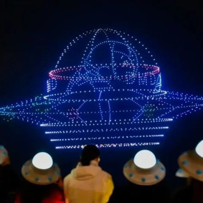 万架AI无人机集群获马斯克点赞，「大漠大智控」完成数亿元融资丨早起看早期