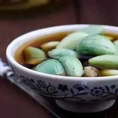 腊八蒜是怎么炼成的？或者说……是怎么变绿的？