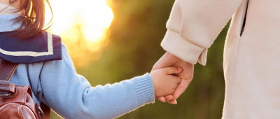 妈妈送6岁女儿上学，随口问孩子最期待什么，却被惊出一身冷汗