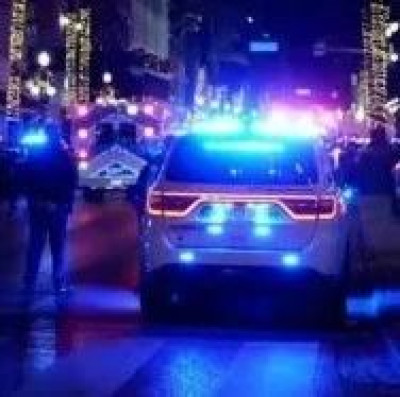 跨年夜美国汽车冲撞人群，目击者：嫌犯撞人后下车开枪