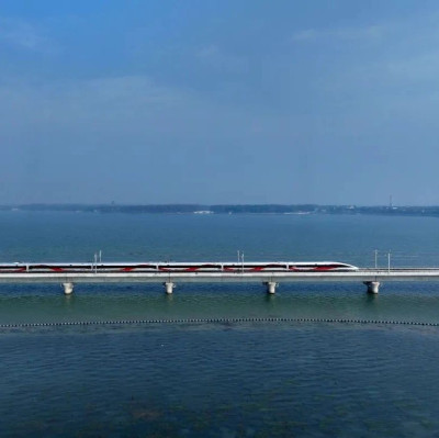 上海经苏州至湖州高铁开通运营