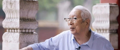 “谁敢动，我就拿这把剑跟他拼了！”