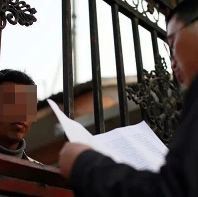 房间里的精神病人 | 照护者为何不愿打开家门？