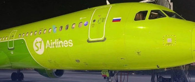 突发！“俄罗斯一客机滑行时冲出跑道”