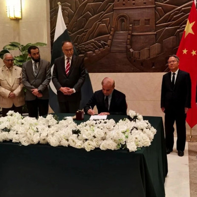 巴基斯坦总理吊唁遇难的中国公民