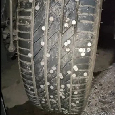 每日热问 | 多车轮胎在高速被扎满钉子，发现车胎被扎怎么办？