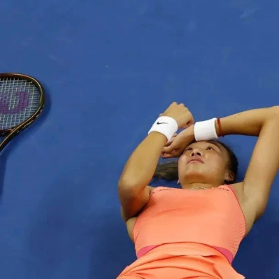 “郑钦文哭了”冲上热搜，本人回应比赛中摔倒