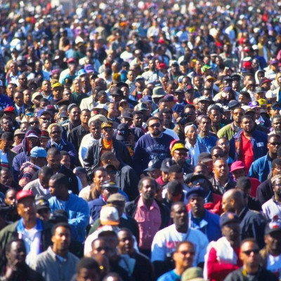 美国非裔收歧视短信：你被挑中采棉花