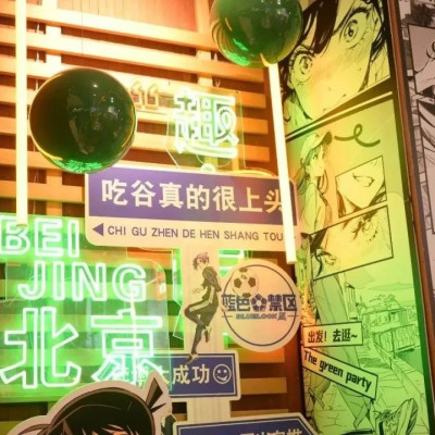 商场B1层的谷子店里，围满了盛装Cos的年轻人