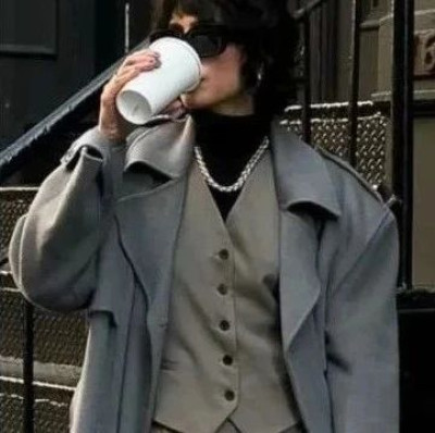 现在“多巴胺穿搭”不流行了，今年秋冬流行高级灰！