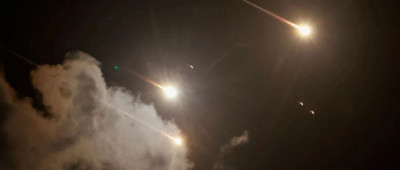 那是烟花还是什么？是导弹！