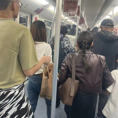 地铁突发！车厢冒烟，乘客狂奔疏散，官方通报