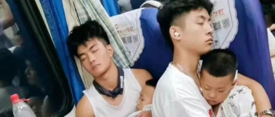 两名大学生火车上抱娃一整夜！当事人发声