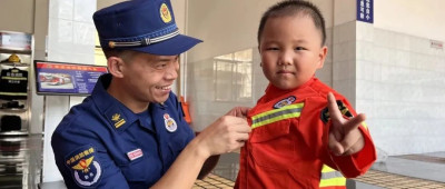 自称曾是消防员的3岁萌娃，顺利“归队”了