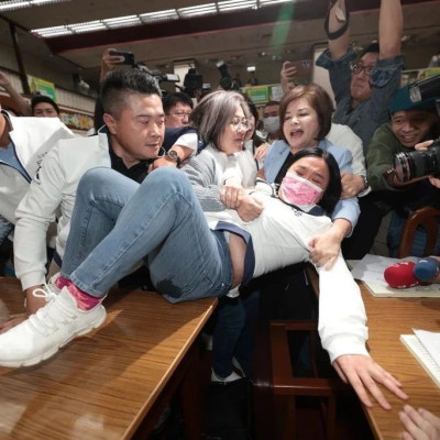 台立法机构“乱斗”：有人牙被打断