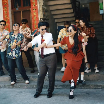 大红花、自行车……这对新人的“年代感”婚礼火了