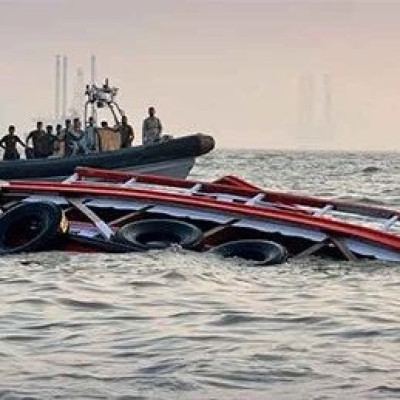 印度海军撞沉渡轮，已致13人死亡
