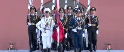 今晨，五星红旗在天安门广场冉冉升起！祝福祖国！