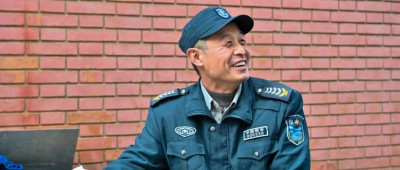 54岁的大学保安火了！学生：治愈了我们的精神内耗……