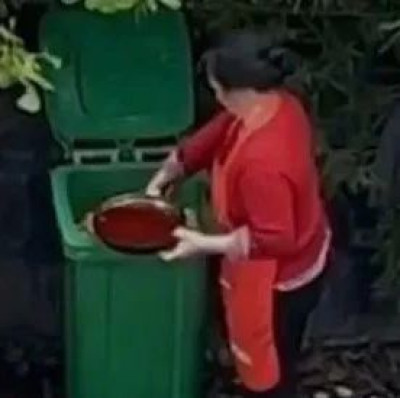 餐馆店员从垃圾桶捞废油？成都通报