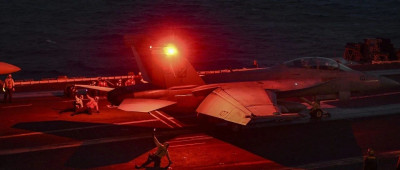 “连续遭袭9小时，美航母逃离”