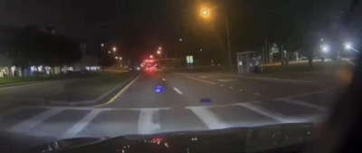 美国司机在路上，捡到一箱大选选票