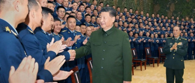 习近平视察空降兵军