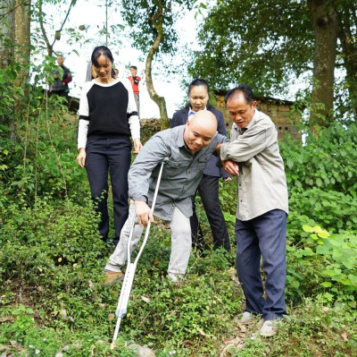 “别的记者是跑新闻，我是爬新闻”