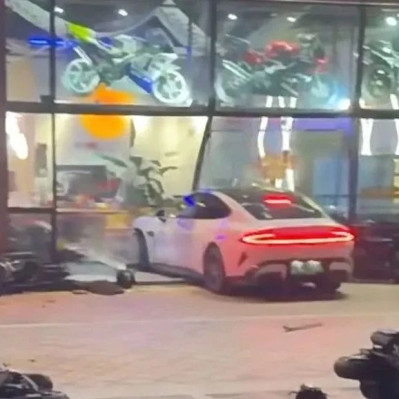 男子持刀伤人致1死，开小米SU7冲撞商户，警方通报