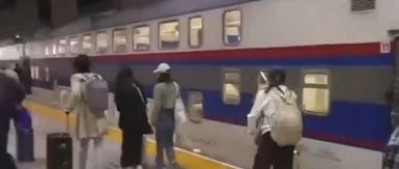 “这么多年第一次见双层火车”，12306回应