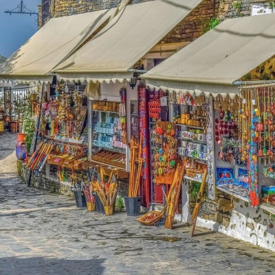 小区门口的「穷鬼小店」，挤满了游客