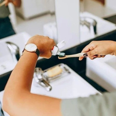 月薪2万，舍不得买牙膏