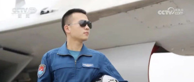 “最好的男子汉去飞行，要飞就飞最好的！”