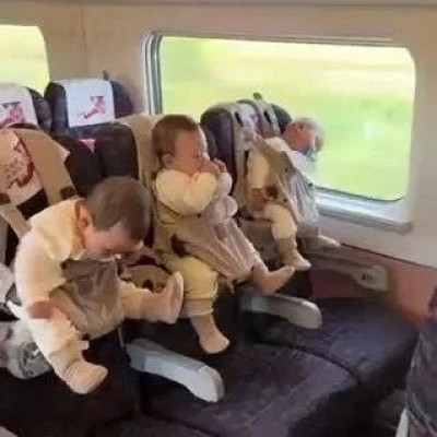 三胞胎坐高铁“买挂票”走红！网友：这票怎么买？