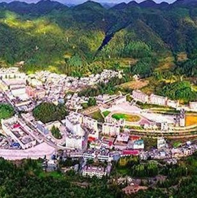 多名戴红领巾学生围住、殴打一名女学生，官方通报