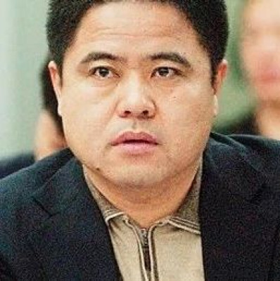 冲上热搜！外逃副市长涉案31亿，填满报纸整版