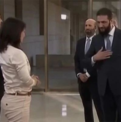 想握手，被拒了