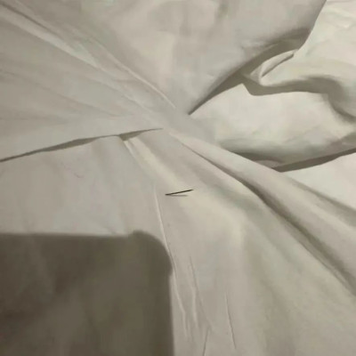 网友称女儿被酒店枕头里的针扎伤，酒店：已报警