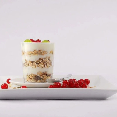 「噎出天鹅颈」的干巴酸奶，拿捏年轻人