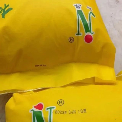 卖过期大米给学校，负责人免职、降级