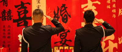 节日快乐！他们订婚了！