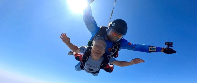 84岁奶奶，3000米高空，一跃而下！