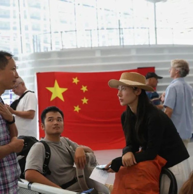 “215名中国公民安全撤离，包括1名台湾同胞”