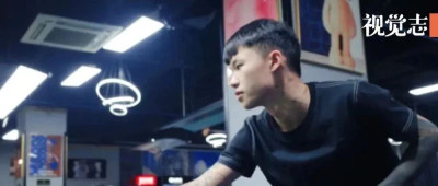 18岁纹面男孩：没做成网红，也没洗掉文身