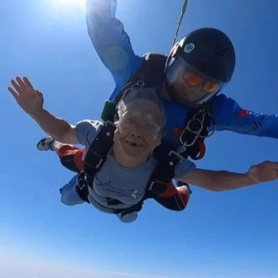 湖北84岁奶奶体验高空跳伞，教练：她刷新了我们的纪录