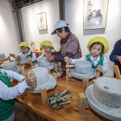 “6万元的研学团孩子坐路边玩手机”，官方出手