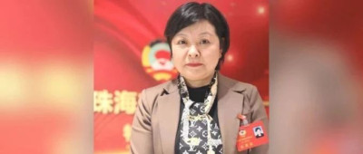 戴LV丝巾受访的女局长，履新5个月后被查