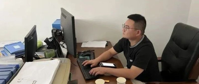 那个把老百姓背在背上的年轻基层干部走了……