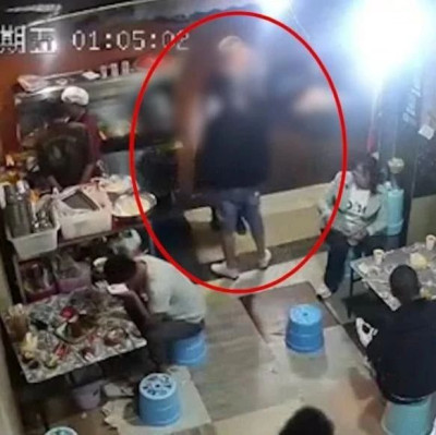 男子酒后骚扰女生，烧烤店老板娘霸气阻拦：不怕报复