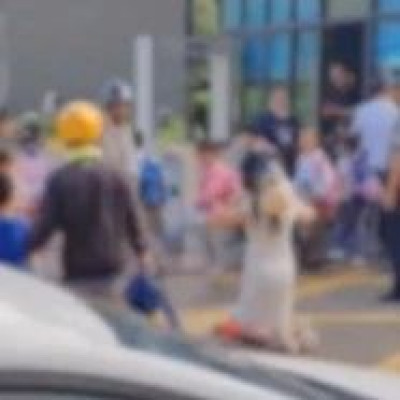 家长在校门口下跪请求取消钉钉打卡？当地回应